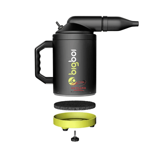 Sécheur sans contact Bigboi BlowR Buddi :
Quoi de plus safe pour votre véhicule que d'être séché sans aucun contact ?
C'est à cette question que BIGBOI apporte une réponse performante et design.
Le Bigboi BlowR BUDDI a un énorme avantage pour lui : sa compacité (24cm de haut et 11,5cm de diamètre) !
Grâce à sa poignée, la prise en mains est idéale et d'une facilité déconcertante.
Le souffleur utilise l'air chaud et filtré pour évacuer l'eau de toutes les surfaces de votre véhicule (carrosserie, verre..