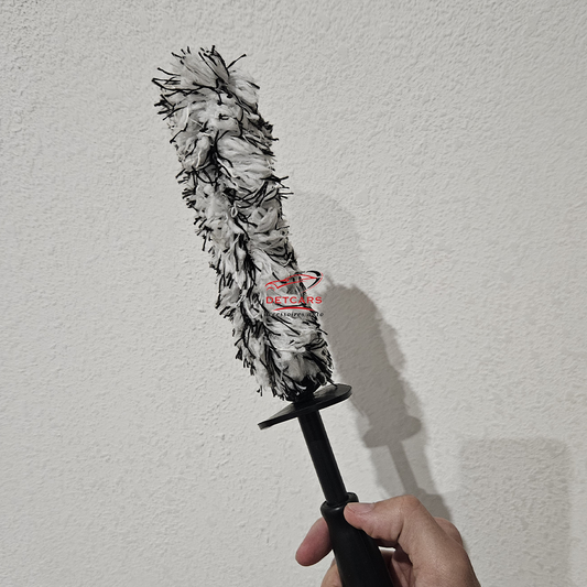 Brosse jantes microfibres extra-plate pour un nettoyage précis et efficace des jantes automobiles.