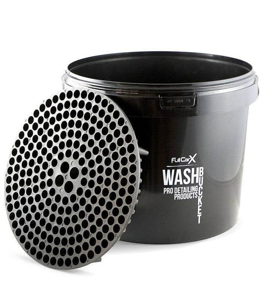 Nouveau Seau de Detailing FullCarX d'une capacité de 12 litres ! L'accessoire essentiel pour obtenir un lavage professionnel et maintenir votre véhicule comme neuf.
Conçu spécialement pour les amateurs de Detailing et le lavage traditionnel à deux seaux. Il comprend une grille pour retenir toute l'accumulation de saleté, de poussière et d'agents contaminants au fond, évitant ainsi qu'ils ne rentrent en contact à nouveau avec la manopole de lavage et finalement avec la carrosserie.