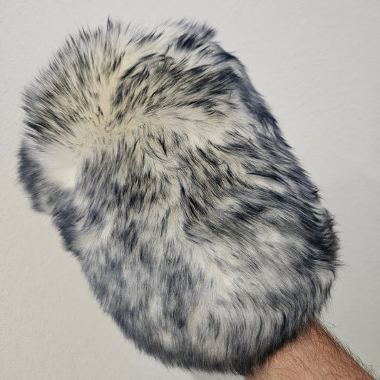 Nous vous proposons ce Gant de lavage composé à 100% de laine naturelle ! Il possède des poils longs et fin ce qui permet un lavage de précision . Lors du lavage il gardera une grande quantité d'eau et de shampooing ce qui permettra d'effectuer un lavage