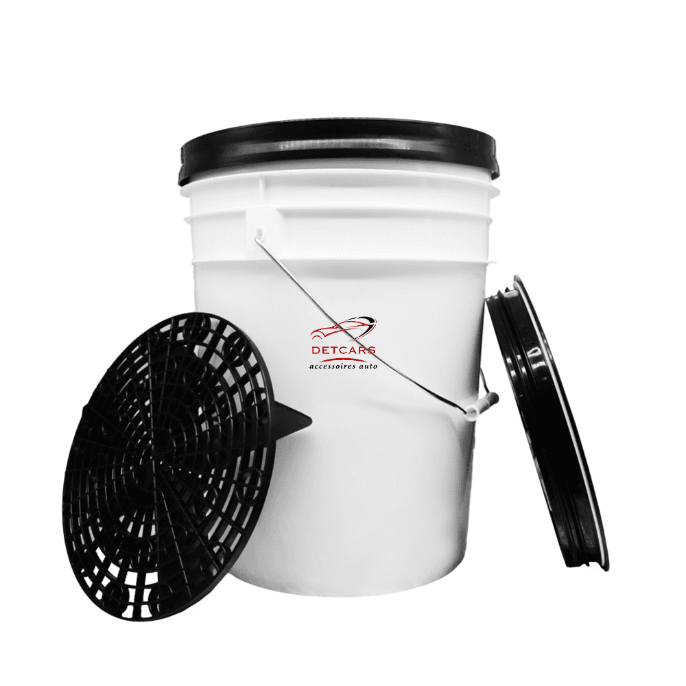 Seau de lavage d'une capacité de 20L fabriqué en matière synthétique avec une forte résistance au choc.
Ce seau est un concept avec une grille de filtration en plastique positionnée dans le fond, il agit comme un filtre et empêche que les saletés et contaminants remontent à la surface et restent coincés dans votre éponge, gant de lavage ou autres.
Le seau est vendu avec la grille de filtration et son couvercle étanche permettant de transporter un seau plein en toute sécurité.
Nous conseillons d'utiliser d