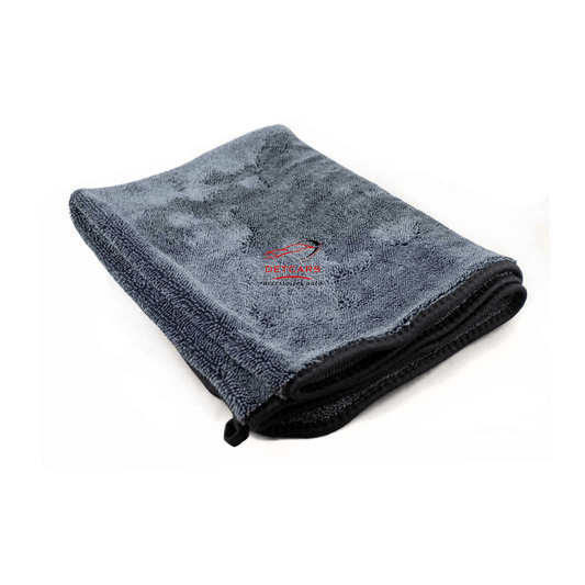 Serviette de séchage JUMBO XL grande taille ( 90x60cm ) de chez FullCarX . Ultra absorbante grâce à ses 1200gsm , ce sera l'accessoire idéal pour sécher vitre véhicule sans difficulté !
