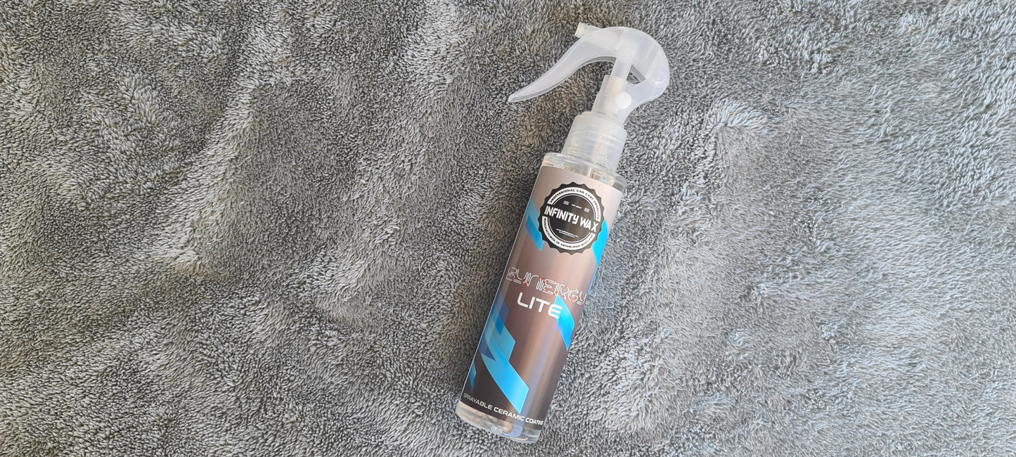 Synergy Lite peut être appliqué sur n'importe quelle surface peinte, y compris les jantes. Ses propriétés de liaison uniques vous permettent ensuite d'éliminer les résidus de revêtement jusqu'à 15 minutes après l'application initiale. Ce qui permet de pro