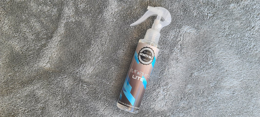 Synergy Lite peut être appliqué sur n'importe quelle surface peinte, y compris les jantes. Ses propriétés de liaison uniques vous permettent ensuite d'éliminer les résidus de revêtement jusqu'à 15 minutes après l'application initiale. Ce qui permet de pro