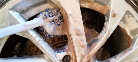 Brosse pour jantes en micro fibres résistantes aux produits jantes , idéales pour éviter les micro-rayures . Taille 44cm