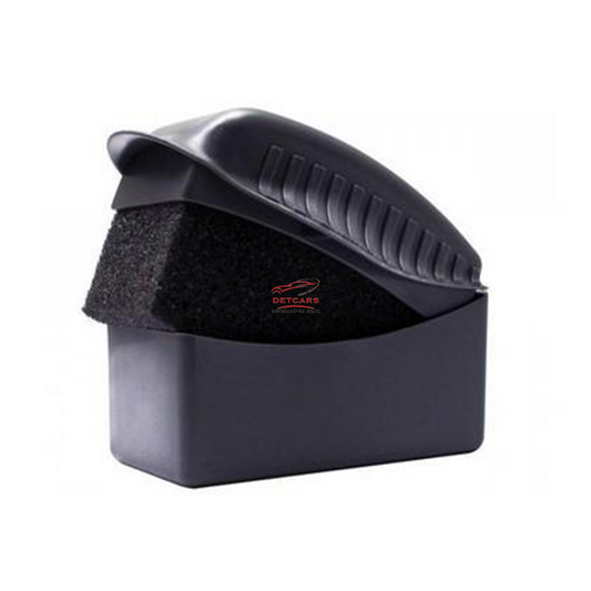 Tampon applicateur pneus Meguiar's . Le Tampon Applicateur Brillant à Pneus est ergonomique pour un plus grand confort, une meilleure prise en main et une application efficace. La coque en plastique réduit les contacts avec la peau et le couvercle est tr