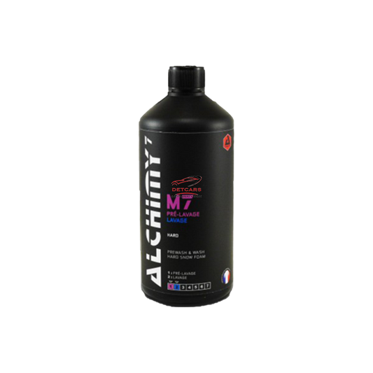 Alchimy7 M7 est un produit de prélavage disposant d'un fort pouvoir dégraissant. Il retire les saletés, les poussières statiques de la carrosserie et des roues en alliage. De nombreuses dilutions sont possibles en fonction de l'effet désiré. Les saletés s