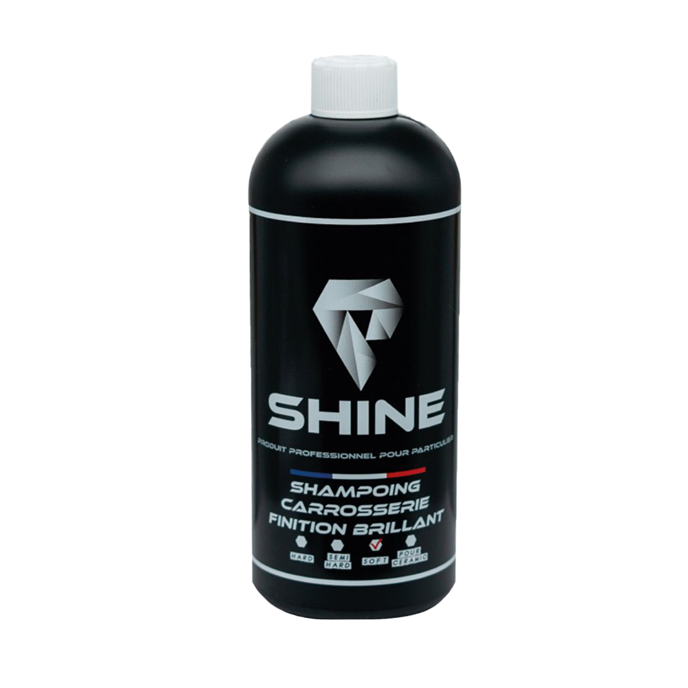 Shampooing solf finition brillante de chez Shine . Ne retire pas mes protections préalablement appliquées sur le véhicule . Utilisable dans un canon à mousse . Un agent déperlant permet d’éliminer le film d’eau et laisse la carrosserie brillante. Shampoing peu moussant en utilisation manuelle permettant l'amélioration des principes actifs.