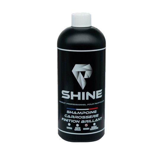Shampooing solf finition brillante de chez Shine . Ne retire pas mes protections préalablement appliquées sur le véhicule . Utilisable dans un canon à mousse . Un agent déperlant permet d’éliminer le film d’eau et laisse la carrosserie brillante. Shampoing peu moussant en utilisation manuelle permettant l'amélioration des principes actifs.