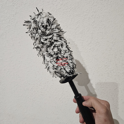 Brosse jantes microfibres extra-plate pour un nettoyage efficace des jantes de voiture, tenue en main.