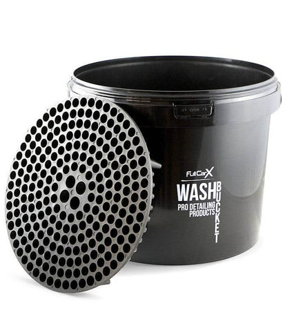 Nouveau Seau de Detailing FullCarX d'une capacité de 12 litres ! L'accessoire essentiel pour obtenir un lavage professionnel et maintenir votre véhicule comme neuf.

Conçu spécialement pour les amateurs de Detailing et le lavage traditionnel à deux seaux. Il comprend une grille pour retenir toute l'accumulation de saleté, de poussière et d'agents contaminants au fond, évitant ainsi qu'ils ne rentrent en contact à nouveau avec la manopole de lavage et finalement avec la carrosserie.
