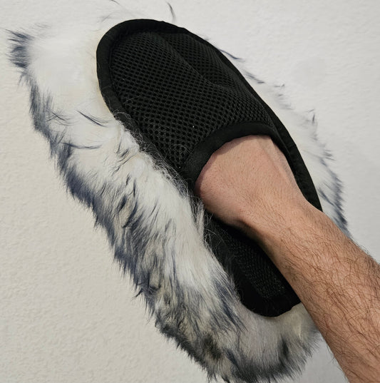 Nous vous proposons ce Gant de lavage composé à 100% de laine naturelle ! Il possède des poils longs et fin ce qui permet un lavage de précision . Lors du lavage il gardera une grande quantité d'eau et de shampooing ce qui permettra d'effectuer un lavage 