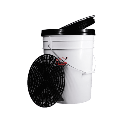 Seau de lavage d'une capacité de 20L fabriqué en matière synthétique avec une forte résistance au choc.


Ce seau est un concept avec une grille de filtration en plastique positionnée dans le fond, il agit comme un filtre et empêche que les saletés et contaminants remontent à la surface et restent coincés dans votre éponge, gant de lavage ou autres.
Le seau est vendu avec la grille de filtration et son couvercle étanche permettant de transporter un seau plein en toute sécurité.
Nous conseillons d'utiliser d