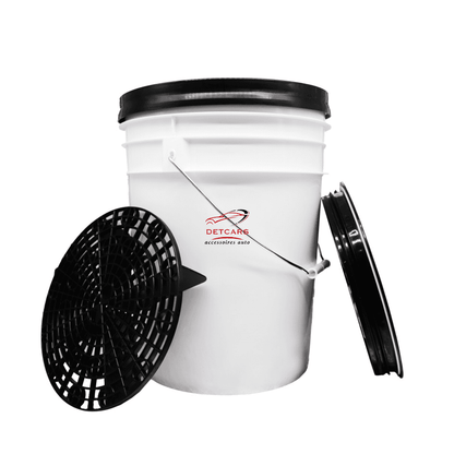 Seau de lavage d'une capacité de 20L fabriqué en matière synthétique avec une forte résistance au choc.


Ce seau est un concept avec une grille de filtration en plastique positionnée dans le fond, il agit comme un filtre et empêche que les saletés et contaminants remontent à la surface et restent coincés dans votre éponge, gant de lavage ou autres.
Le seau est vendu avec la grille de filtration et son couvercle étanche permettant de transporter un seau plein en toute sécurité.
Nous conseillons d'utiliser d