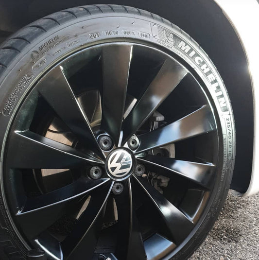 Gel de protection pneus Meguiar's 470ml  Jamais vous n’aurez eu de pneus aussi beaux pendant aussi longtemps. La chimie unique d’Endurance évite le jaunissement des pneus et les conserve noirs pendant des semaines malgré la neige, la pluie ou le soleil.