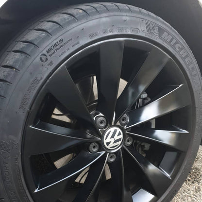 Gel de protection pneus Meguiar's 470ml  Jamais vous n’aurez eu de pneus aussi beaux pendant aussi longtemps. La chimie unique d’Endurance évite le jaunissement des pneus et les conserve noirs pendant des semaines malgré la neige, la pluie ou le soleil.