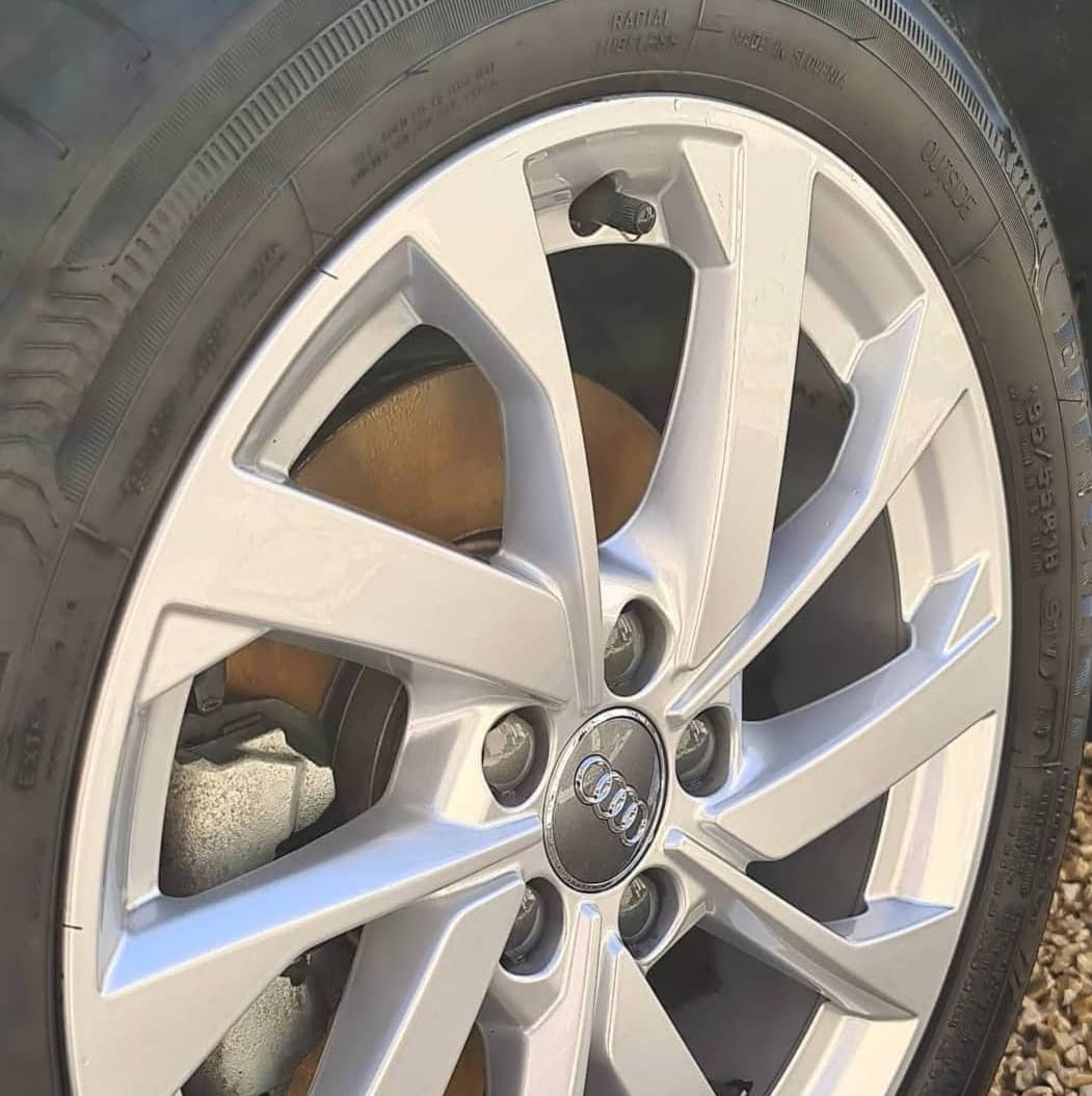 Le Nettoyant Jantes Gel Titanium® GS27 Classics® adhère totalement à la jante & enjoliveur pour assurer un nettoyage et un entretien complet.  Ce nettoyant jantes est un must dans sa catégorie. Il nettoie les poussières de frein, les graisses incrustées e