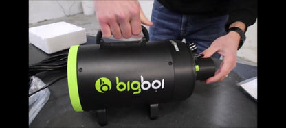 Sécheur sans contact BIGBOI BLOWR MINI pour les professionnels du Detailing et plus largement pour tous les passionnés automobile.  ( vidéo de présentation disponible sur notre chaine youtube )  Le Bigboi BlowR MINI est le souffleur idéal pour tous avec s