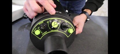 Sécheur sans contact BIGBOI BLOWR MINI pour les professionnels du Detailing et plus largement pour tous les passionnés automobile.  ( vidéo de présentation disponible sur notre chaine youtube )  Le Bigboi BlowR MINI est le souffleur idéal pour tous avec s