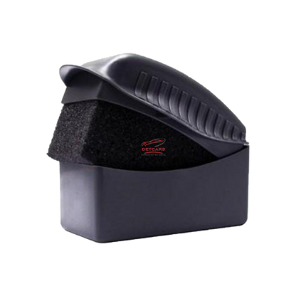 Tampon applicateur pneus Meguiar's .  Le Tampon Applicateur Brillant à Pneus est ergonomique pour un plus grand confort, une meilleure prise en main et une application efficace. La coque en plastique réduit les contacts avec la peau et le couvercle est tr